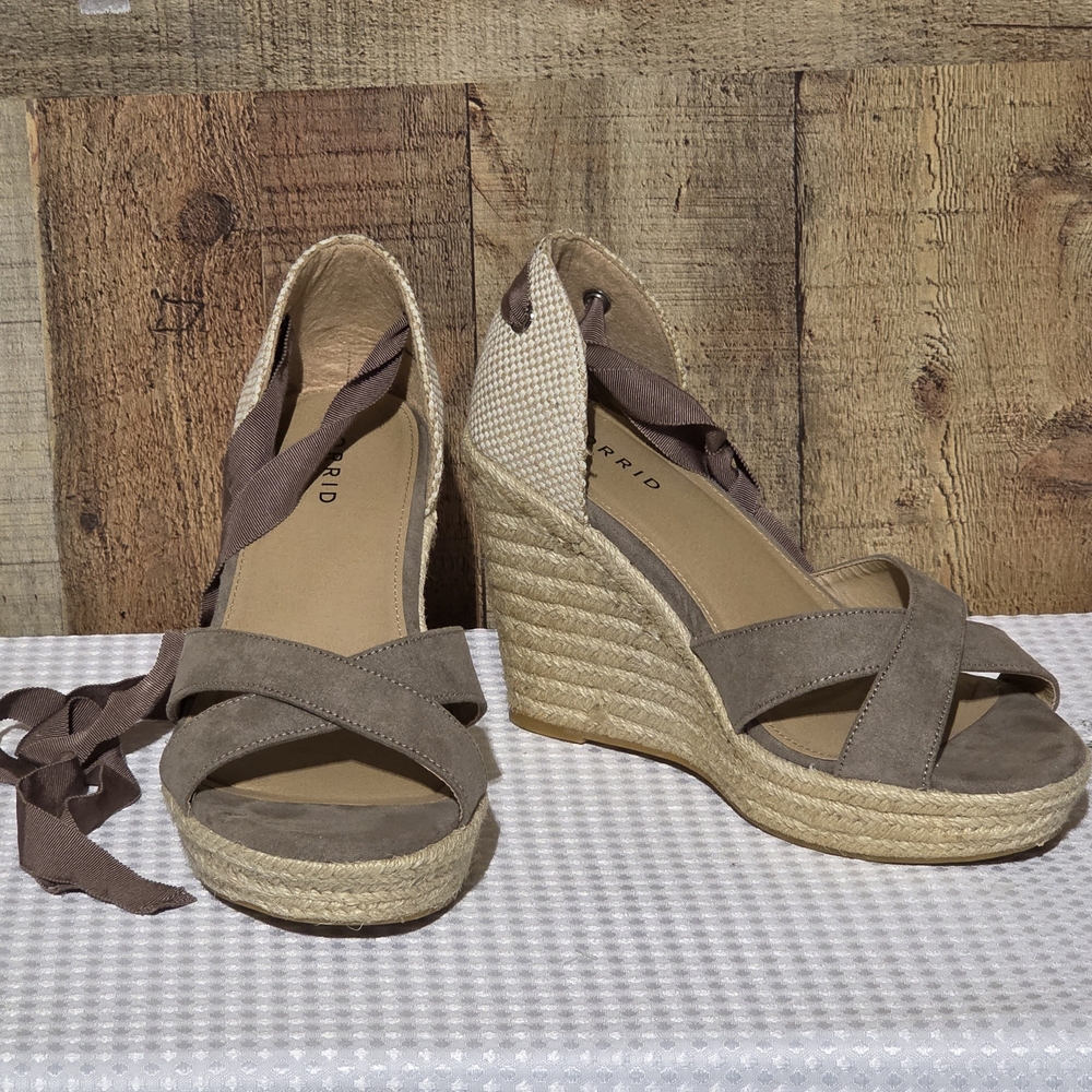 🔥SOLD🔥       EUC Torrid Taupe Espadrille Wedge Sandals - Picture 3 of 15
